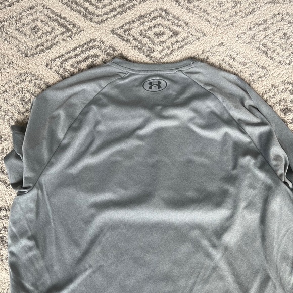 Men’s Under Armour Shirt - Picture 2 of 2